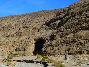 wDV-2014 hike-day1-6  cave in Cottonwood.jpg (474267 bytes)